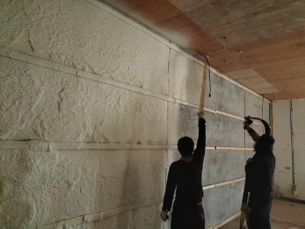 木屋保溫噴涂聚氨酯